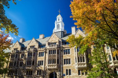 Yale Üniversitesi binaları sonbaharda New Haven 'da mavi gökyüzü, CT USA