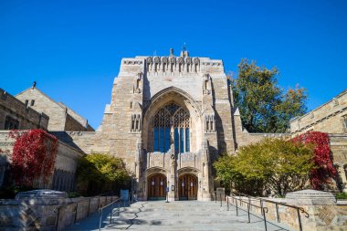 Yale Üniversitesi binaları sonbaharda New Haven 'da mavi gökyüzü, CT USA
