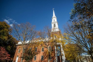 New Haven Green 'de sonbahar. New Haven şehir merkezinde bir park. Tomografi, halka açık etkinlikler için kullanılıyor ve Yale Üniversitesi ile sınırlandırılıyor..