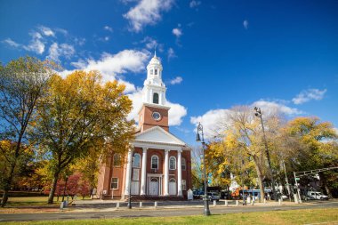 New Haven Green 'de sonbahar. New Haven şehir merkezinde bir park. Tomografi, halka açık etkinlikler için kullanılıyor ve Yale Üniversitesi ile sınırlandırılıyor..