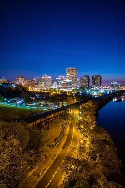 バージニア州リッチモンド中心街のスカイラインとジェームズ川が夕暮れ時に — ストック写真