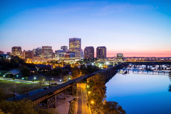 Downtown Richmond Βιρτζίνια Skyline Και Ποταμός James Στο Λυκόφως — Φωτογραφία Αρχείου