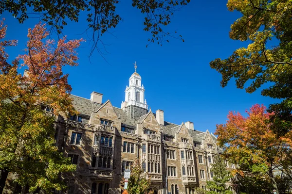 Budynki Uniwersytetu Yale Jesienią Błękitnym Niebem New Haven Usa — Zdjęcie stockowe