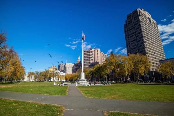 ニューヘイブンの秋ニューヨークのダウンタウンにある公園緑 公共イベントやエール大学との境界線に使用されるCt — ストック写真