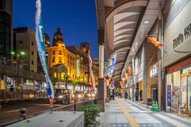 Kagoshima, Kyushu, Japonya - 20 Kasım 2019: Kagoshima alışveriş merkezi gece