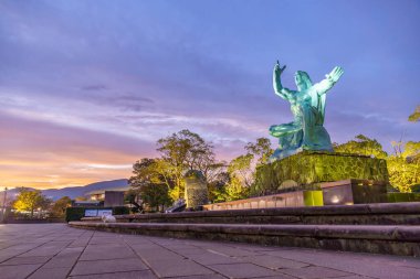 Nagasaki Barış Parkı 'ndaki Barış Heykeli, Nagasaki, Kyushu Japonya