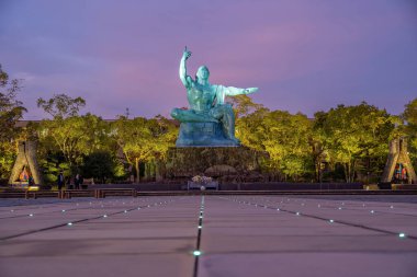 Nagasaki Barış Parkı 'ndaki Barış Heykeli, Nagasaki, Kyushu Japonya