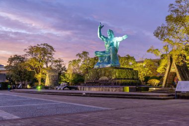 Nagasaki Barış Parkı 'ndaki Barış Heykeli, Nagasaki, Kyushu Japonya