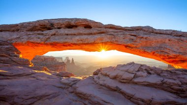 Mesa Kemeri 'nin tabiat manzarası, Canyonlands Ulusal Parkı, Utah, ABD gün doğumunda