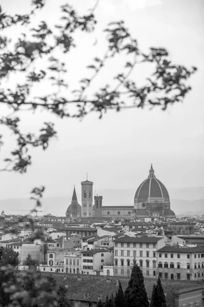 ドゥオーモとフィレンツェ市内中心部のスカイライン夕暮れ時にイタリアトスカーナの街並み — ストック写真