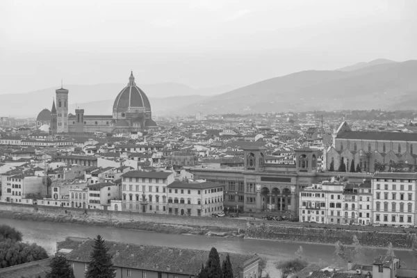 フィレンツェ市内中心部のスカイライン日没のトスカーナイタリアの街並み — ストック写真