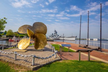 New Jersey 'deki savaş gemisi pervanesi Philadelphia' da, PA silueti, Camden, NJ USA 'den.