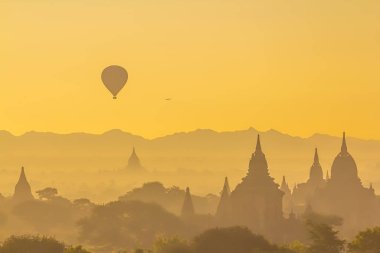 Şehir merkezindeki Bagan şehri gün batımında Myanmar 'ın gökyüzü manzarası