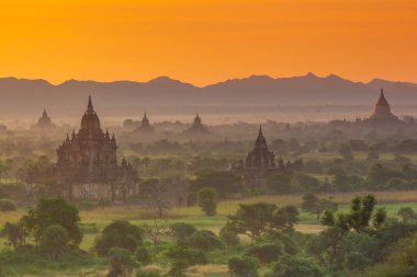 Şehir merkezindeki Bagan şehri gün batımında Myanmar 'ın gökyüzü manzarası