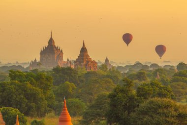 Şehir merkezindeki Bagan şehri gün batımında Myanmar 'ın gökyüzü manzarası