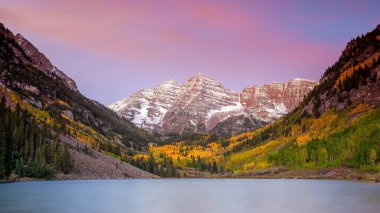 Colorado 'da sonbahar mevsimi Maroon Bell' in manzara fotoğrafı.
