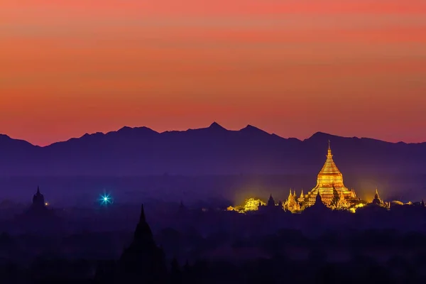 バガン市日没時のミャンマーのダウンタウンのスカイラインの街並み — ストック写真