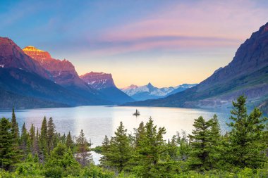 Sunrise over St Mary Lake in Glacier National Park, Montana, ABD
