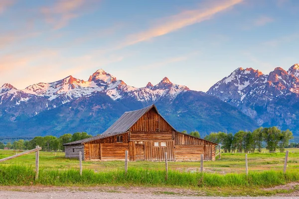 Opuštěná Stodola Mormon Row Wyoming Výhledem Grand Tetons Národním Registru — Stock fotografie