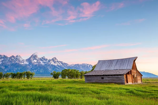 Mormon Row Wyoming Deki Grand Tetons Manzaralı Terk Edilmiş Ahır — Stok fotoğraf