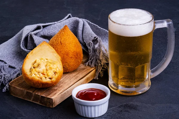 Coxinha Frito Tradicional Relleno Pollo Una Taza Cerveza Fría — Foto de Stock