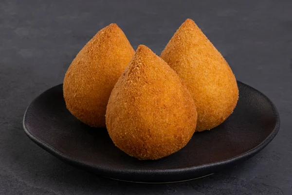 Traditionele Gebakken Coxinha Een Zwarte Plaat Een Leisteenachtergrond Braziliaanse Snack Stockfoto