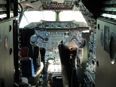 Eski bir süpersonik jetin kontrol paneli.