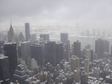 Manhattan 'daki binalar - New York, bulutların ve karın altında.