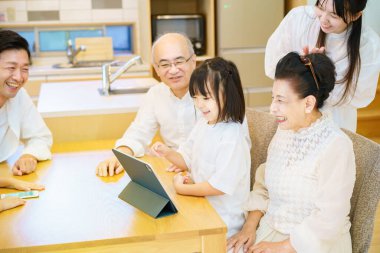 Masada tablet bilgisayarda oynayan 3 nesillik bir aile.