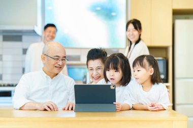 Masada tablet bilgisayarda oynayan 3 nesillik bir aile.