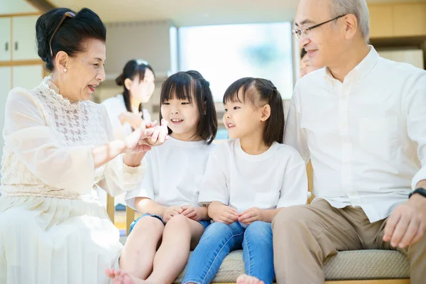 Nietas Hablando Con Los Abuelos Habitación —  Fotos de Stock