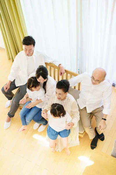 Familia Generaciones Sentada Sofá Habitación — Foto de Stock