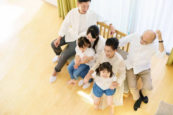 Generatie Familie Zittend Bank Kamer — Stockfoto