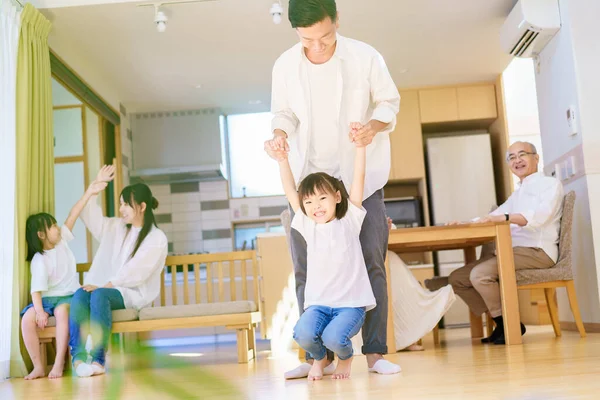 Niña Jugando Con Papá Habitación — Foto de Stock