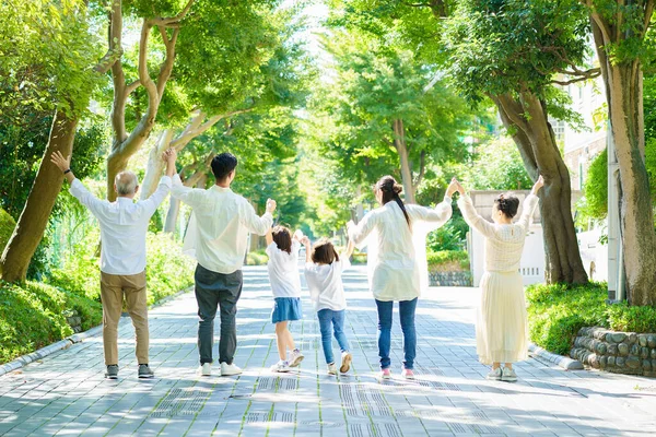 Родина Покоління Тримає Руки Зеленій Вулиці — стокове фото