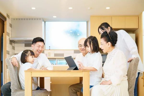 Generatie Familie Spelen Tablet Tafel — Stockfoto