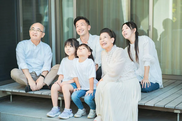 Familia Generaciones Relajándose Porche Buen Día — Foto de Stock