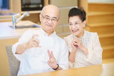 Üst düzey bir çift evde akıllı bir telefonla ateş ediyor.