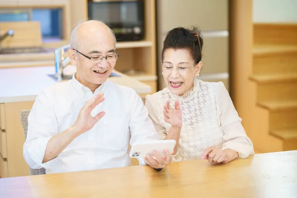 Oudere Paar Communiceren Online Met Behulp Van Een Smartphone Kamer — Stockfoto