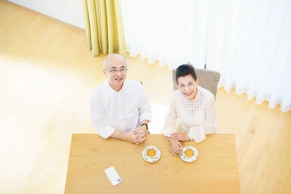 Casal Sênior Conversando Com Sorriso Sala Estar — Fotografia de Stock