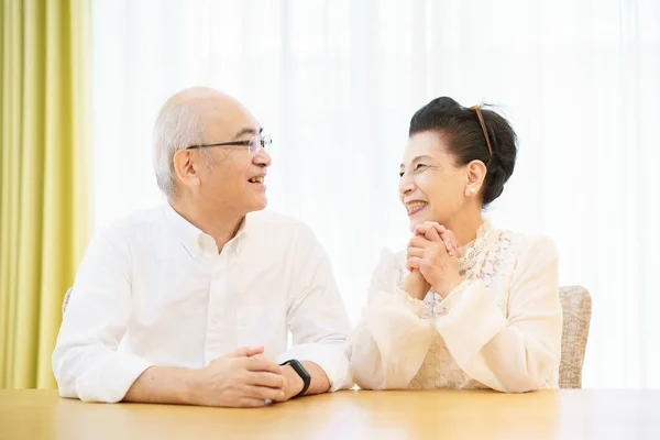 Pareja Mayor Charlando Con Sonrisa Sala Estar — Foto de Stock