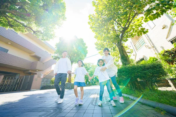 Membros Família Dando Passeio Rua Greenly — Fotografia de Stock