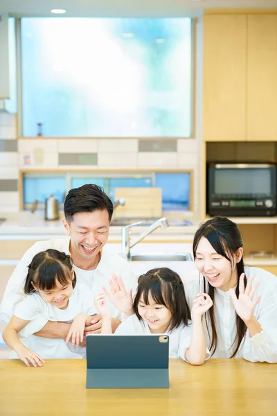 Parent Child Looking Screen Tablet Room — Stock Photo, Image