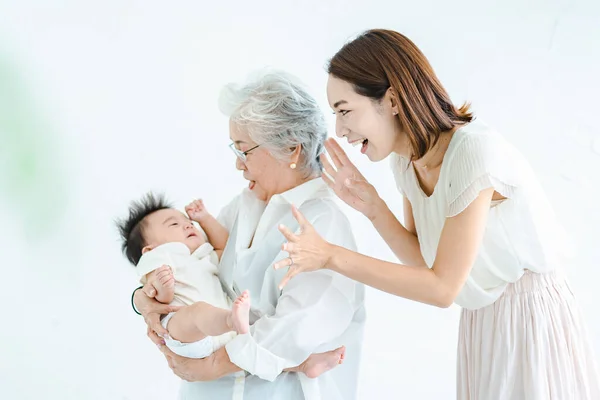 Seniorinnen Umarmen Babys Und Frauen Die Aufpassen — Stockfoto