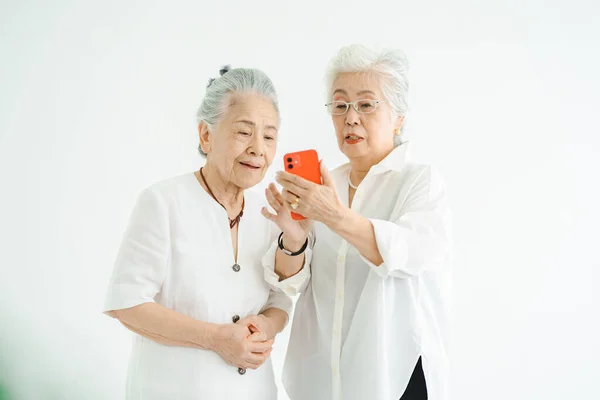 Las Mujeres Mayores Que Operan Smartphone Través Ensayo Error — Foto de Stock