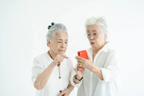 Las Mujeres Mayores Que Operan Smartphone Través Ensayo Error — Foto de Stock