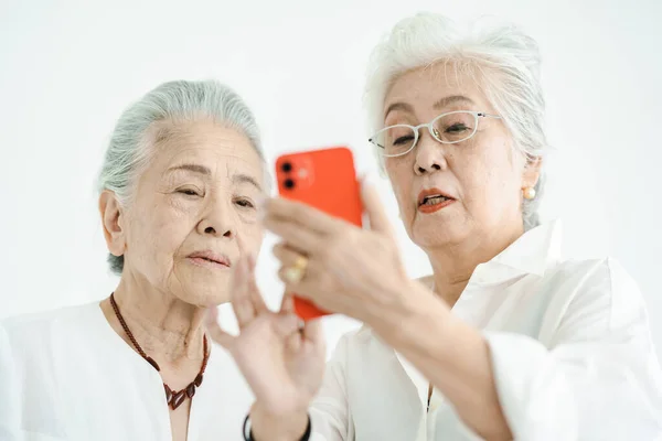 Seniorinnen Bedienen Smartphone Durch Versuch Und Irrtum — Stockfoto