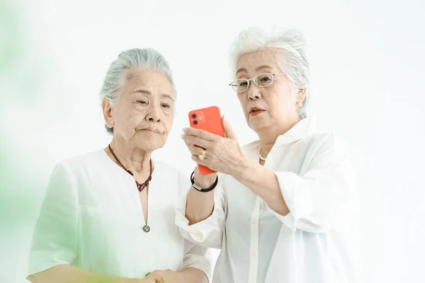 Las Mujeres Mayores Que Operan Smartphone Través Ensayo Error — Foto de Stock