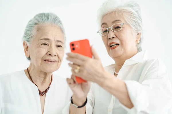 Las Mujeres Mayores Que Operan Smartphone Través Ensayo Error — Foto de Stock