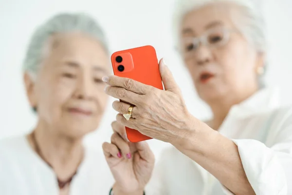 Старшие Женщины Работают Смартфоне Помощью Проб Ошибок — стоковое фото